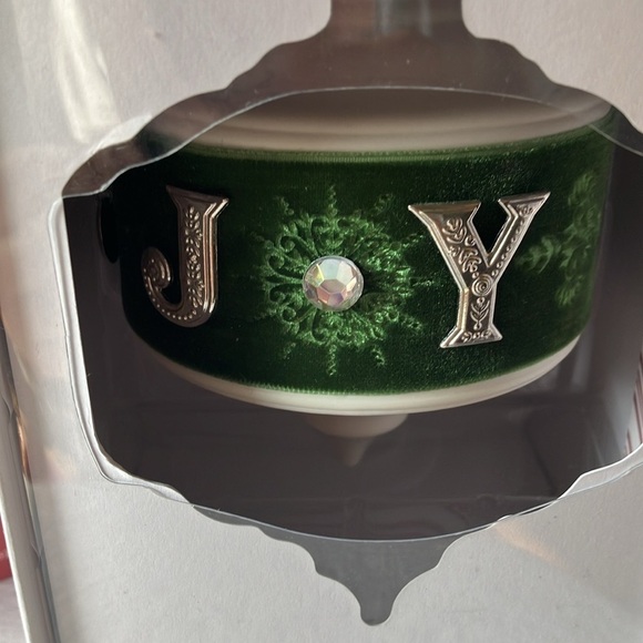 Hallmark: 2015- Keepsake Ornament- Emerald Joy Ceramic Christmas Ornament - Picture 13 of 16